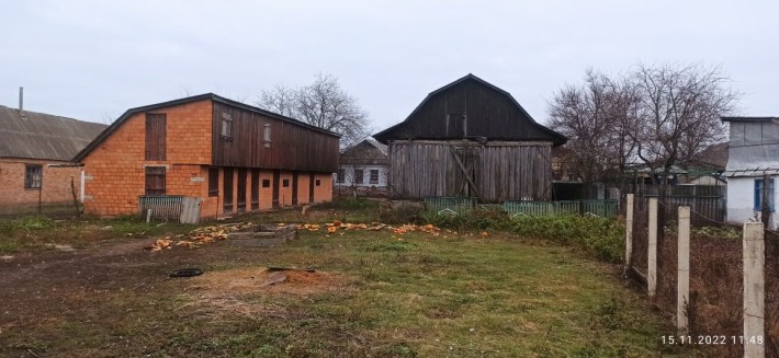 Продається участок з будинком з виходом на сусідню вулицю - фото 1