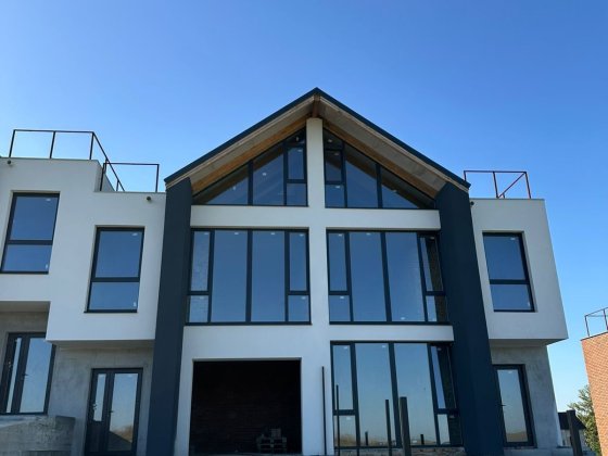 Просторий та комфортний будинок у тихому районі Байківці