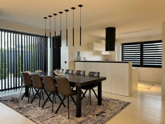 Продаж елітного будинку з басейном. Коровия