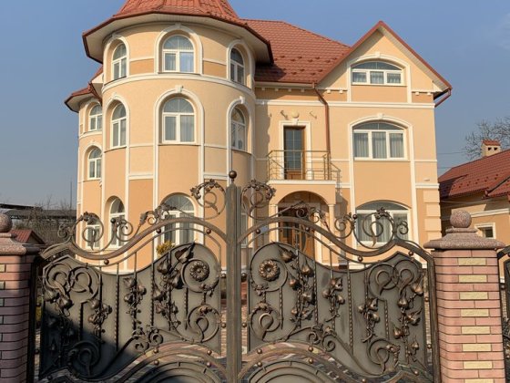 Будинок в буковинській Конча-Заспі Лужаны