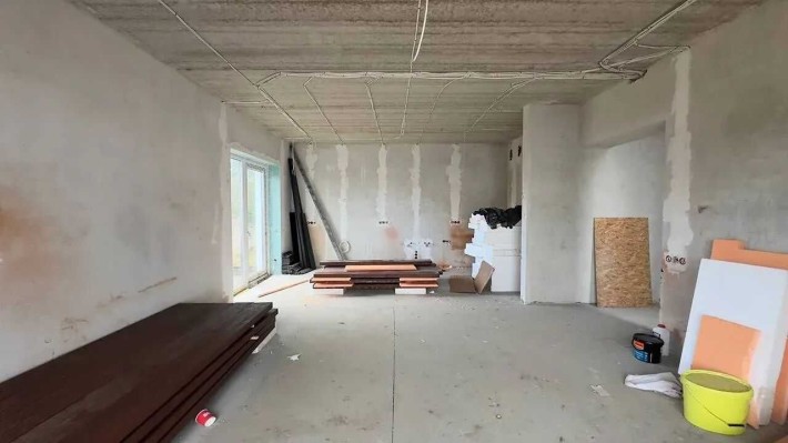 Продаж будинку із чорновим ремонтом та власною земельною ділянкою. - фото 1