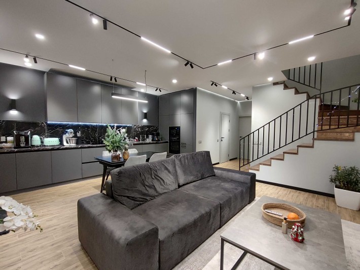 Дуплекс з дизайнерським ремонтом. Біля лісу. 2 опалення - фото 1