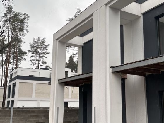 Сосновий ліс в поєднаані з сучасним дизайном, це дуплекс у WISE HOMES Ирпень