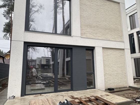 Сосновий ліс в поєднаані з сучасним дизайном, це будинок у WISE HOMES Ирпень