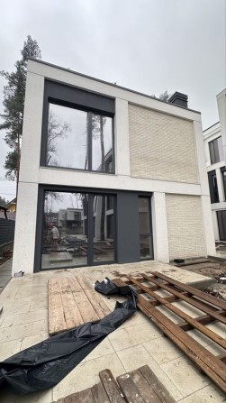 Сосновий ліс в поєднаані з сучасним дизайном, це будинок у WISE HOMES - фото 1