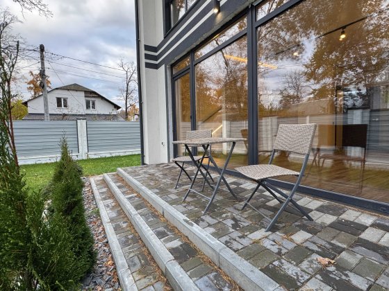 Просторий кутовий таунхаус з ремонтом в Лісовій Бучі Буча