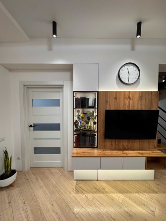 Продам сучасний котедж з ремонтом та міськими комунікаціями !!! - фото 1