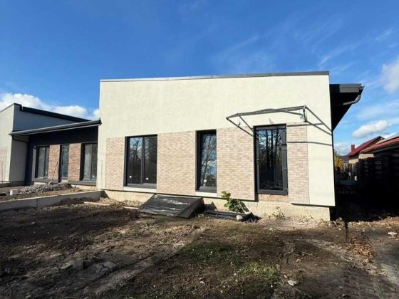 Продам котедж  у зручній локації — район Авторинку. Ровно