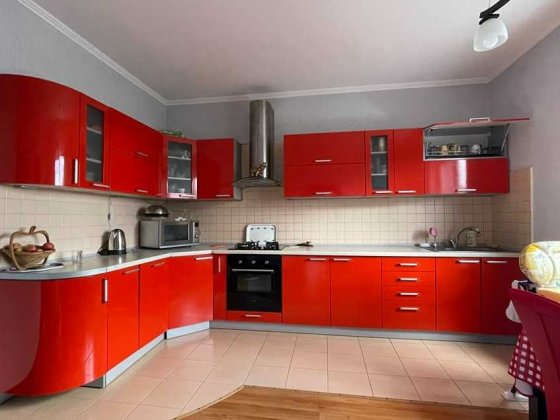 Будинок з жилим ремонтом та ПІДВАЛОМ у Центрі Бучі!  БЕЗ комісії Буча