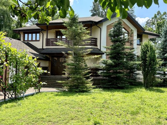 Добротний будинок з басейном у Бучі , неподалік  парку. Буча