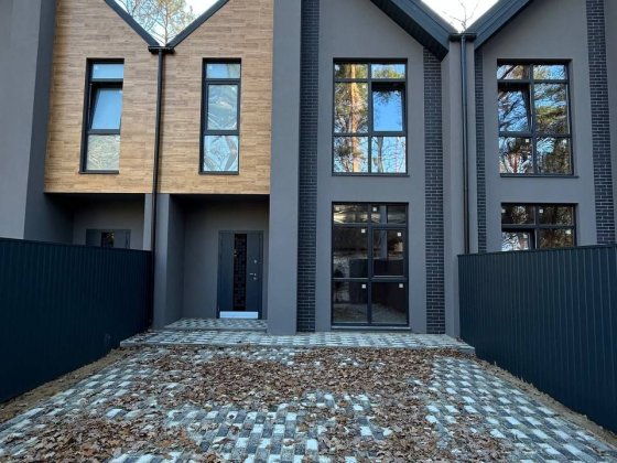 Таунхаус з переднім двором в найкращій локації  Бучі Буча