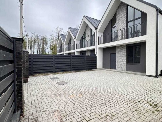 Таунхаус в Ірпені, з окремою передньою та задньою ділянкою та Газ Ирпень