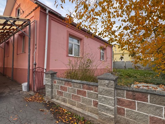 Будинок у місті. Земля 12 соток. Ровно