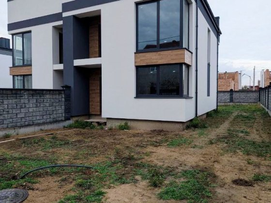 Добротний котедж у Новому дворі з парканом Ровно