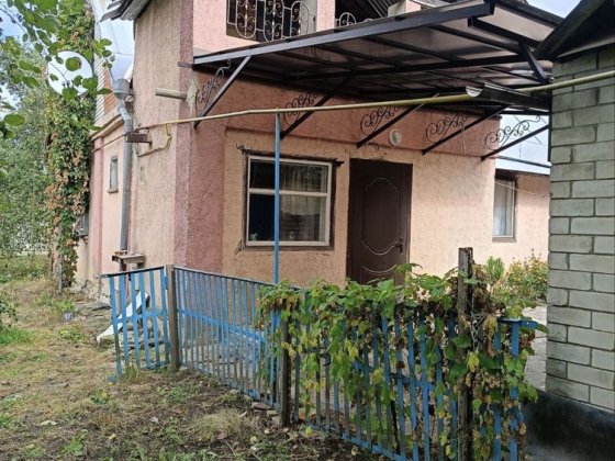 Окремий будинок в мальовничому місці біля річки