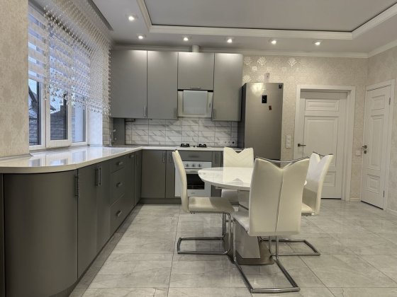 Продам 3-поверховий котедж в затишному районі! Рівне