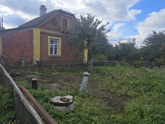 Продаж будинку з фасадною ділянкою в місті ! Ровно