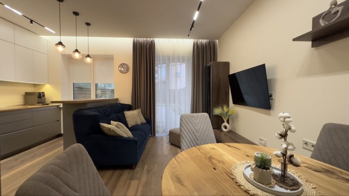 Продаж Таунхаусу з меблями та технікою поряд з озером - фото 1