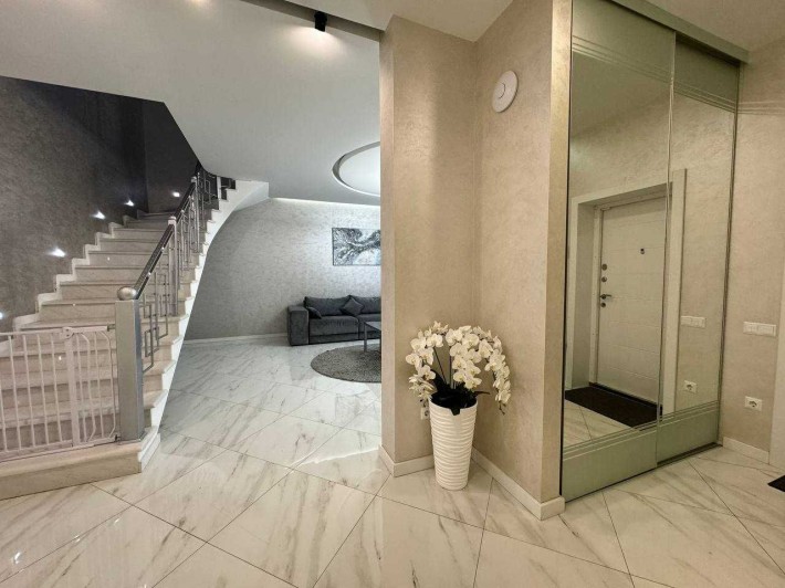 Продам якісний будинок з гаражем в затишному районі!! - фото 1