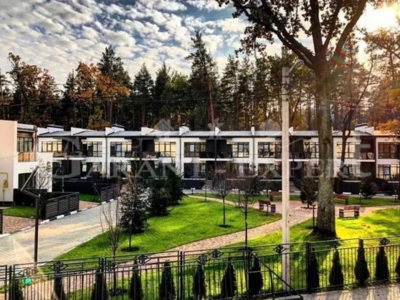 Таунхаус з басейном у приватному кот містечку Ирпень