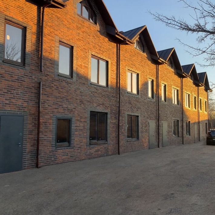 Чудовий таунхаус в Ірпені з вільним плануванням - фото 1