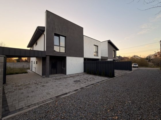 Продам Котедж у центрільній частині міста (Гідропарк) Ровно