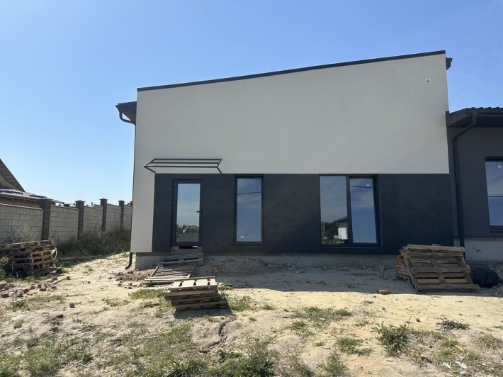 Продам кутовий таунхаус з внутрішніми роботами - фото 1