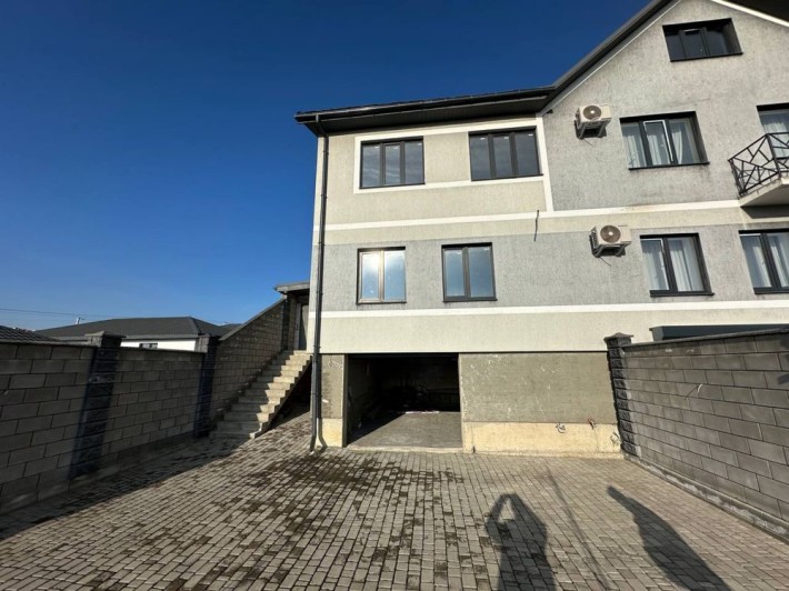 Продам котедж з міськими комунікаціями та гаражем - фото 1