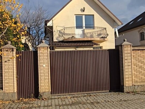 Невеликий будинок 75 кв.м.  в елітному районі