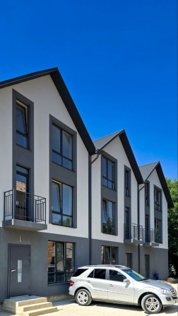 Сучасний таунхаус у центрі міста - фото 1