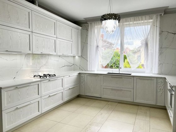 Будинок в районі вул. Буковинської (Беверлі Хіллс.) Є басейн Рівне