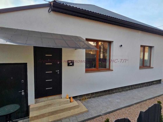 Частина будинку  з ремонтом, є гараж, ділянка 3 сот рн Дастору Ужгород