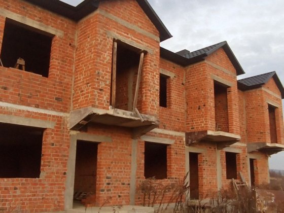 Сучасні таунхауси на околиці міста Чернівці