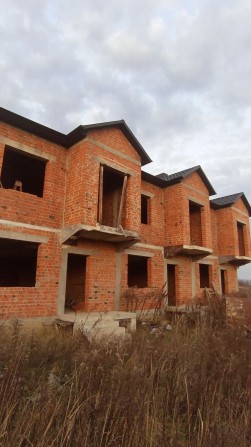 Сучасні таунхауси на околиці міста - фото 1