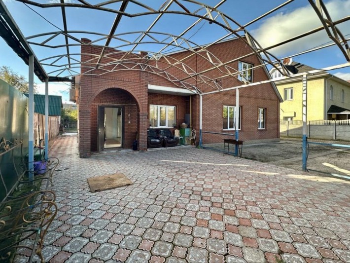 Продаж фасадного будинку зі всіма міськими комунікаціями біля м.Нивки - фото 1