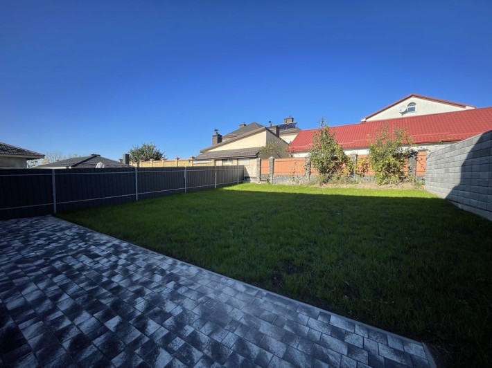 Котедж з ремонтом та великою ділянкою - фото 1