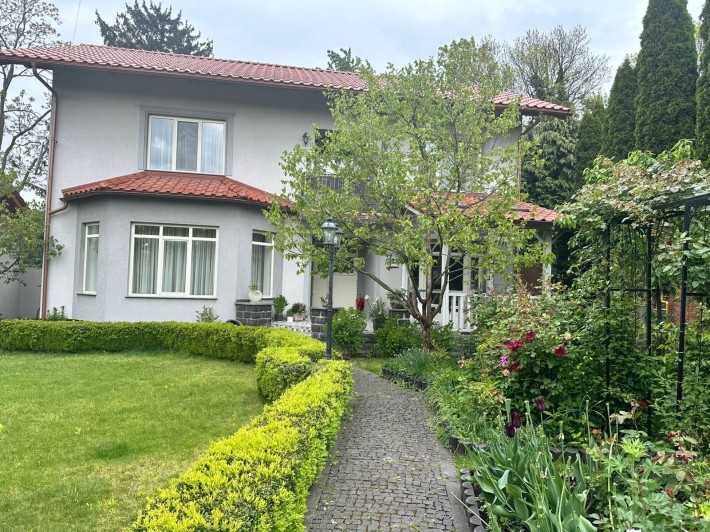 Сучасний затишний будинок в історичному центрі Ужгорода - фото 1