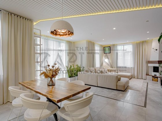 Сучасний будинок 180 м2 з басейном у Голосіївському районі) Киев