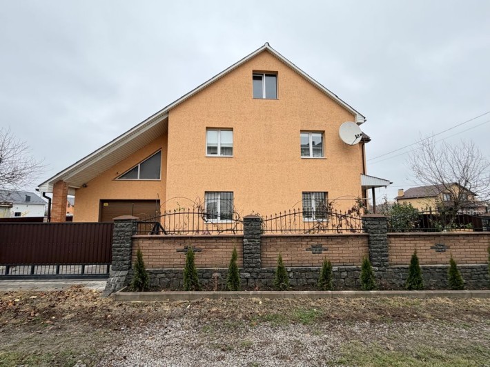 Будинок на 10 сотках землі у місті ! 100м до транспорту та магазинів - фото 1