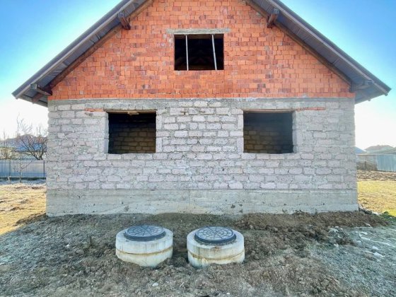 Поруч з «Золотою горою» в Барвінку продається будинок (недобудова) Ужгород