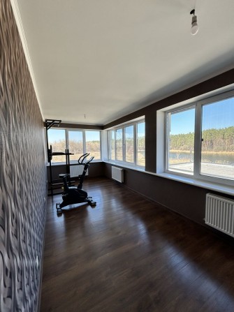 Добротний будинок в мальовничому куточку міста - фото 1