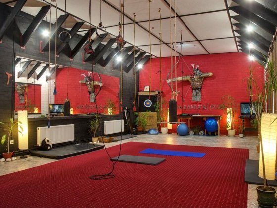 Продам спорт зал и таунхас в заливе Днепра, центр города Запорожье