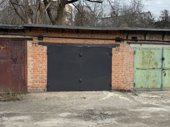 Продам або Здам  два гаража в центре Лубны