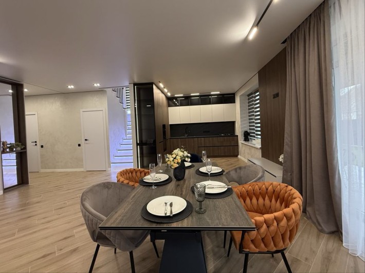 Приватний будинок з дизайнерським ремонтом - фото 1