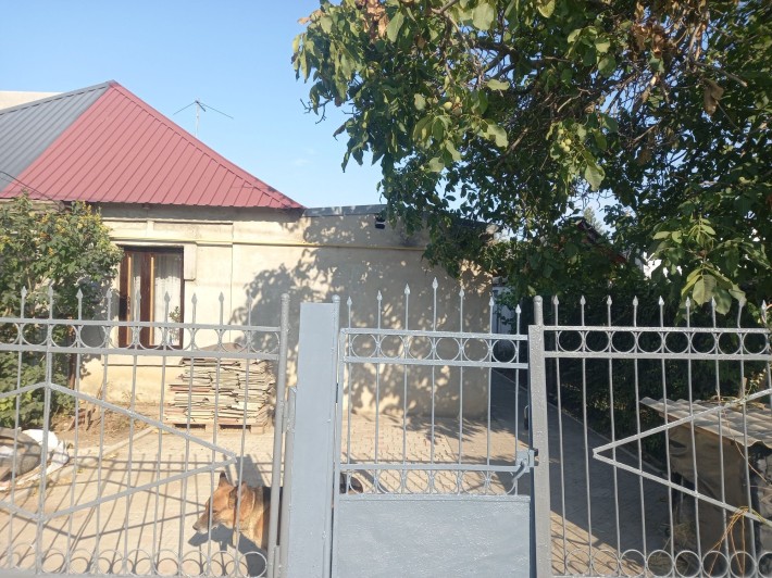 Полдома,отдельный двор,район 1 Линии - фото 1