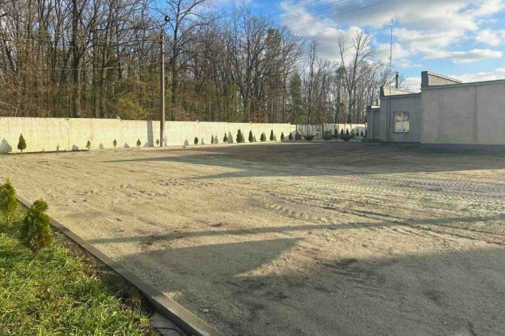 Парковка 700 м² в Охоронюваному комплексі. Київське шосе 143. Власниця - фото 1