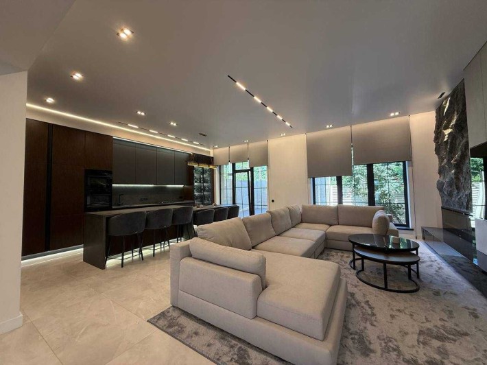 Новый дом с бассейном и дизайнерским ремонтом — ул. Толбухина, Одесса. - фото 1