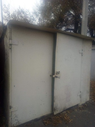 Невеликий металевий гараж в оренду - фото 1