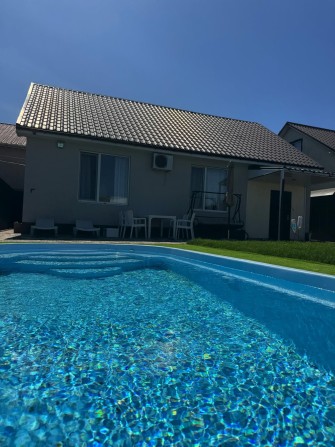 1-этажный дом с гаражом и бассейном на 5 сотках - фото 1