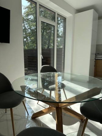 Таунхаус з ремонтом та меблями в елітному передміті Києва - фото 1